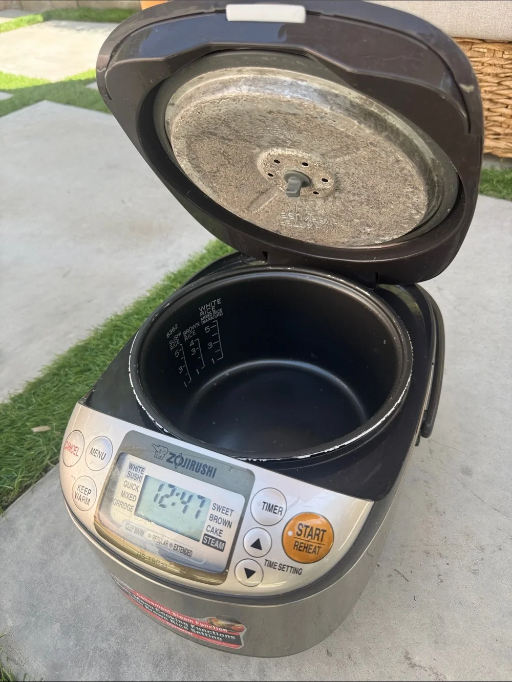Zojirushi Micom 5.5-Cup Rice Cooker in Black